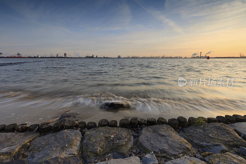 鹿特丹附近的Nieuwe Waterweg河沿岸多变的海景